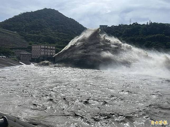 石門水庫12日改以排砂隧道、發電鋼管及PRO等放流設施進行調節性放水。(記者李容萍攝)