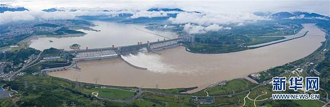 中國近日大雨不斷，長江暴漲迫使三峽大壩全力泄洪，卻加重了整個長江流域洪水氾濫。   圖：翻攝新華網