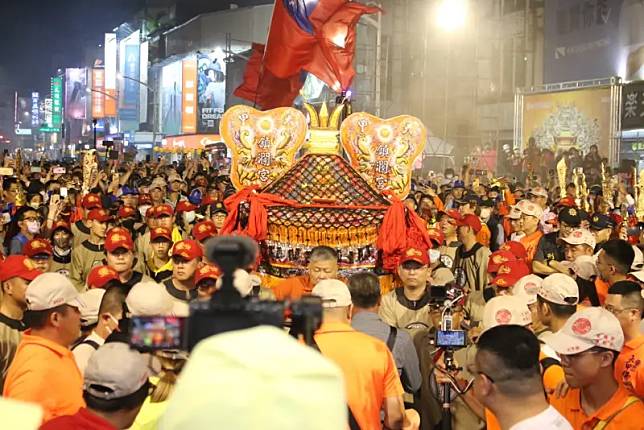 大甲鎮瀾宮媽祖慈鳳宮百年首次「雙媽祈福遶境」，過境沿線湧入大批信徒