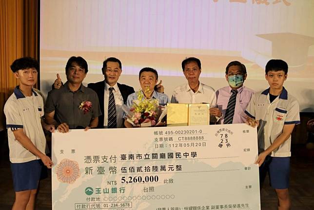 關廟國中傑出校友吳榮進（左四）捐贈母校獎助學金。（校方提供）