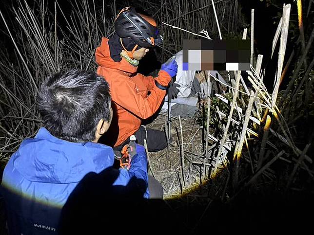 柯姓山友(右)單攻西巒大山，沒攜帶頭燈摸黑受困求援。(民眾提供)