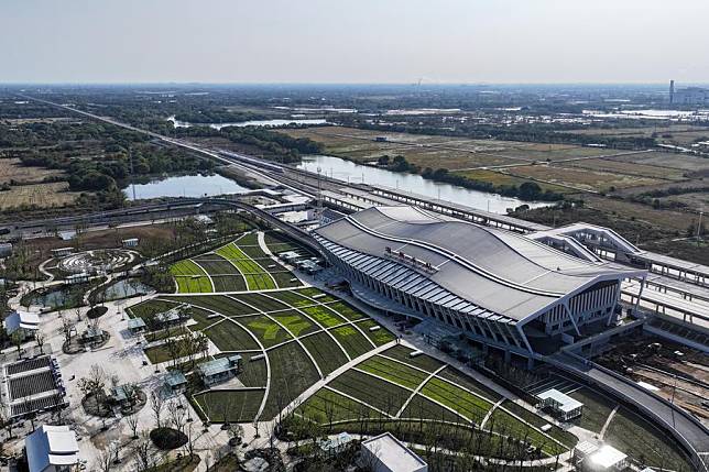 An aerial drone photo taken in Huzhou, east China's Zhejiang Province on Nov. 23, 2024 shows the bullet train No. G55505 entering Huzhou East Railway Station along a new high-speed rail line connecting Shanghai Municipality with the provinces of Jiangsu and Zhejiang in east China. (Photo by He Weiwei/Xinhua)