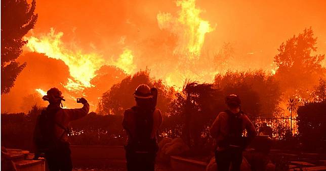 南加州山火燒不盡　10萬人強制撤離