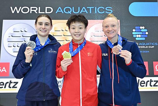 Gold medalist Chen Yiwen © of China, silver medalist Maddison Keeney (L) of Australia and bronze medalist Sarah Bacon of the United States pose for photos after the women's 3m springboard award ceremony at the World Aquatics Diving World Cup in Berlin, Germany on March 23, 2024. (Xinhua/Ren Pengfei)