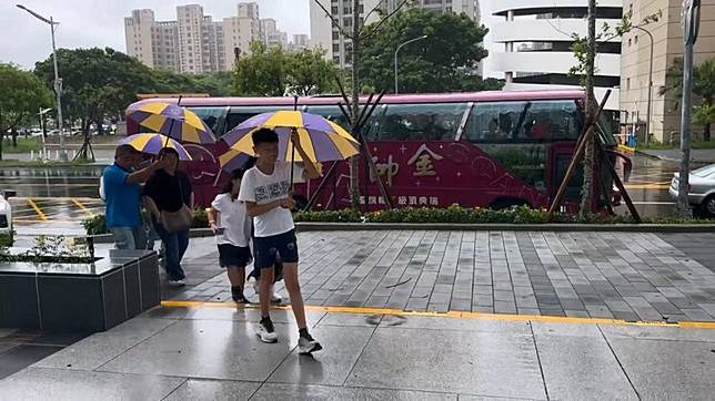 宜蘭民眾搭遊覽車來台中半日遊，因當地風雨較大，特別到漢神洲際避風、吃午餐。民眾提供