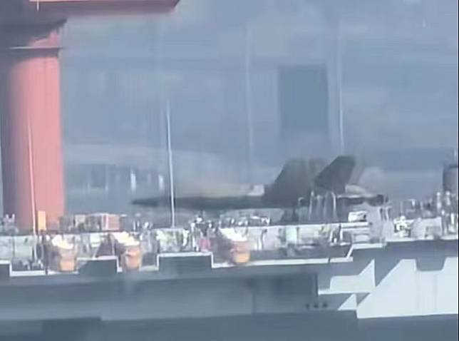 遼寧號進廠維修已超過一年，近期流傳出一組照片，稱遼寧號現在已經可以搭載殲 -35 隱形戰機，中期改修的成果非常成功。圖為遼寧號搭載殲 -35 模型。 圖：翻攝自 @louischeung_hk X帳號