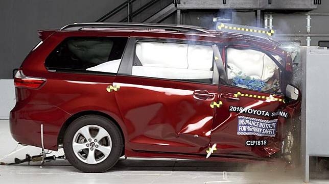《IIHS》公布 3 款 MPV 副駕駛側撞擊，其中有台灣車迷熟悉的 Toyota Sienna 與 Honda Odyssey。