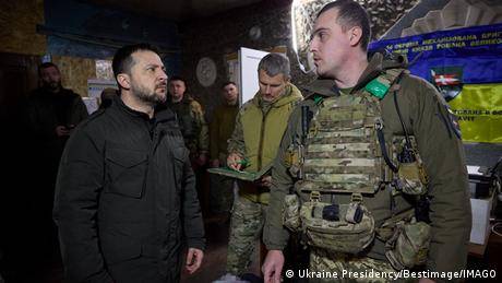 烏克蘭總統澤連斯基敦促基輔的盟友繼續提供援助。圖為他2月19日訪問東部前線的圖片