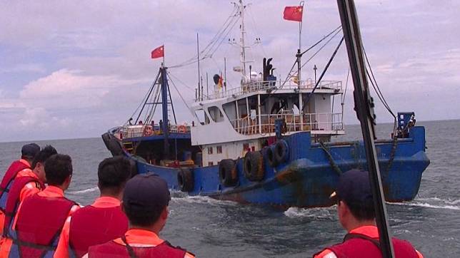 澎湖海巡隊超前部署，在七美海域查獲中國油料補給船。(澎湖海巡隊提供)