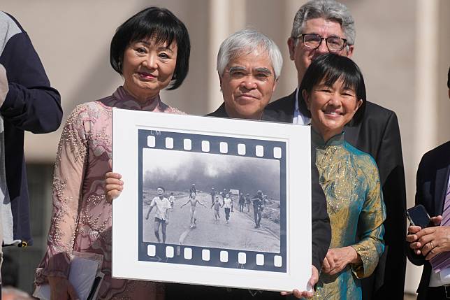 黃公崴（中）與「燒夷彈女孩」潘金福（左，Kim Phuc）3年前在梵蒂岡合影。圖片來源 LINE TODAY：AP / 達志影像