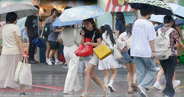 明白天起水氣減少！下週東北風再襲「2地轉濕涼」　颱風「潭美」恐生成