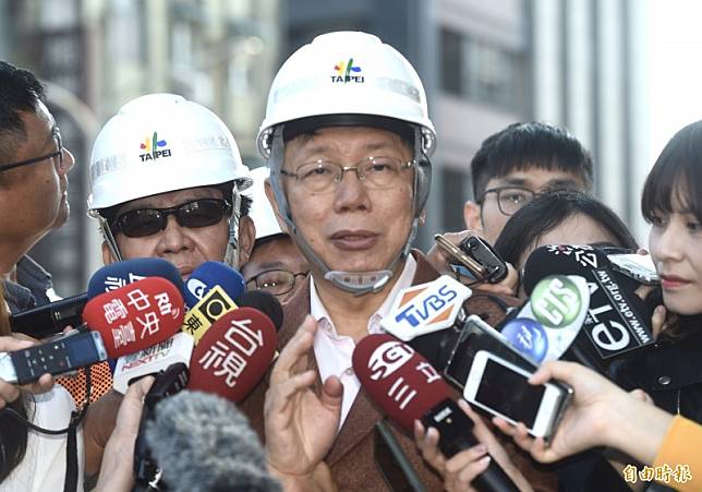 台北市長柯文哲24日除夕視察中正橋改建工程作業進度，並接受媒體訪問。(記者簡榮豐攝)