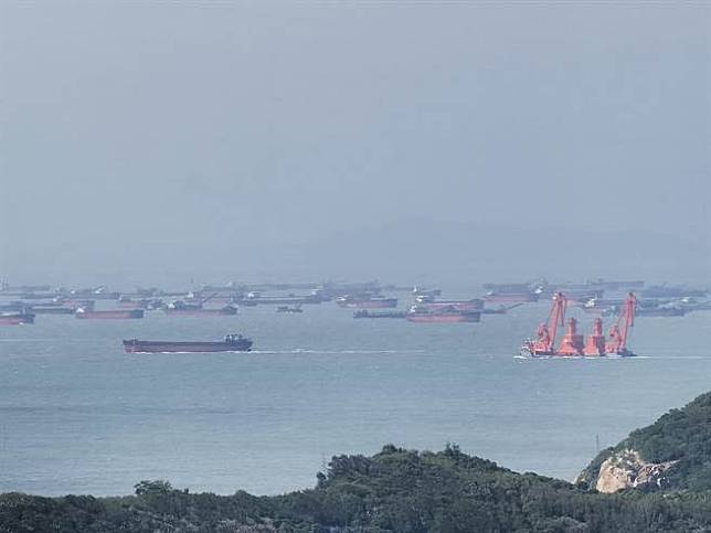 一名李姓馬祖網友今日在臉書上爆料，指目擊南竿海域出現大批大陸船隻，數量之多，幾乎將整座島包圍。(圖 取自李寶玉臉書)