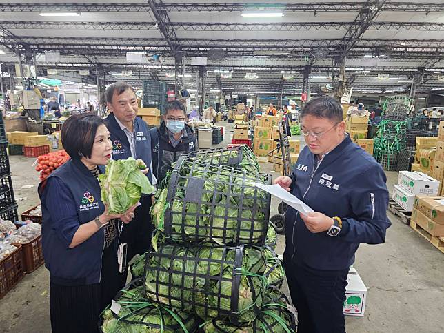 桃園市農業局長陳冠義今日清晨赴桃園果菜市場了解果菜價格、交易量。圖：農業局提供