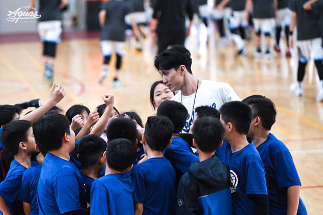 余純安與小球員互動。圖/高雄全家海神提供