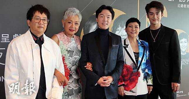 倫永亮（左起）、葉麗儀、香港管弦樂團指揮廖國敏、陳潔靈、涂毓麟（Oscar）今日出席記者會，宣布下月尾演出3場《港樂50‧友弦樂聚音樂會》。（柯美攝）