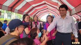 國民黨立委謝龍介投入台南市長選戰，與民眾互動熱絡。(記者王姝琇攝)