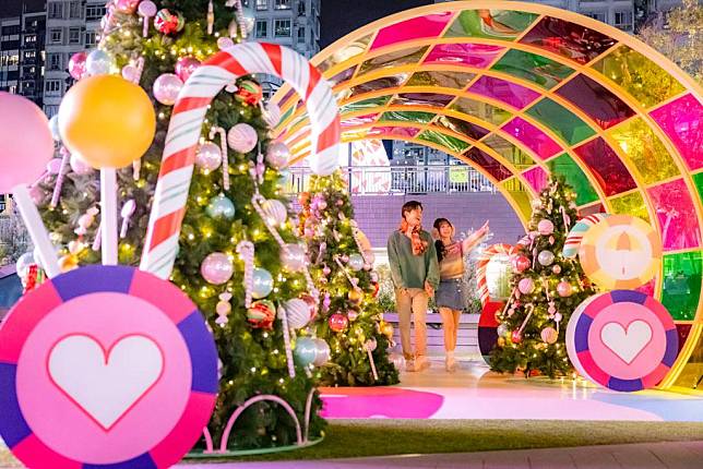 新都會廣場「糖果夢樂園Winter Candyland」打卡位：幻彩糖果隧道 （圖片由相關機構提供）