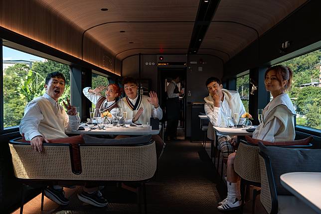 張立東（左起）吳映潔、郭泓志、姚元浩、莎莎上高級列車服務 。好看娛樂提供