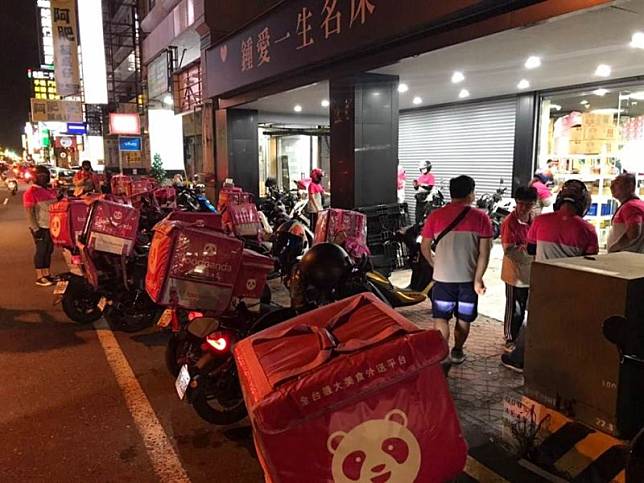 大批熊貓外送員聚集在台南市東區超市發貨點