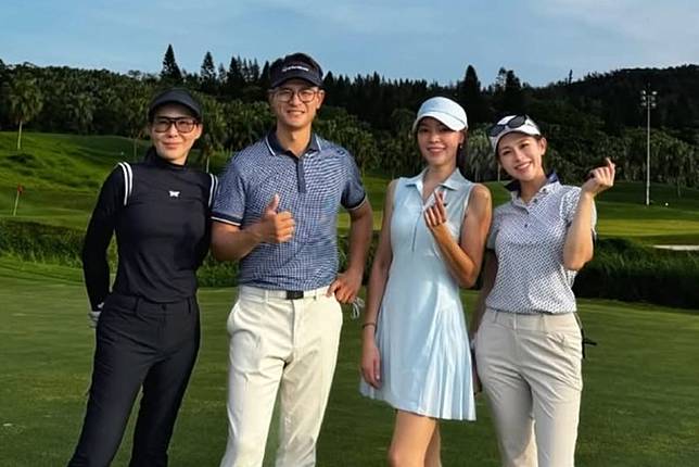 曾馨瑩（右1）一襲連身短裙，和好友Cindy（左）、共同教練與網美老婆打球。翻攝hsin_ying_tseng IG