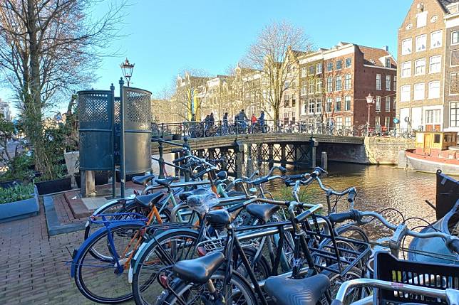 荷蘭阿姆斯特丹運河旁的露天小便斗。（Ceescamel@Wikipedia／CC BY-SA 4.0）