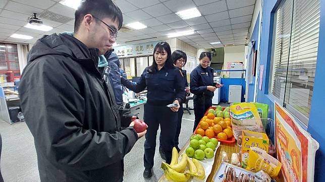 在桃園分局警友辦事處全力支持下，在活動前進指揮所成立了「行動補給站」，準備了咖啡、茶包、果汁、餅乾、水果等食品，供輪班休息同仁享用補充體力。圖：警方提供