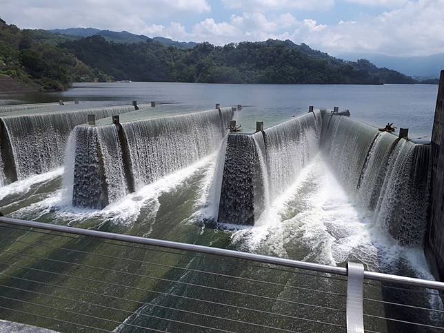 苗栗鯉魚潭水庫419天後，再度滿庫出現鋸齒堰滿庫美景。（圖：民眾提供）