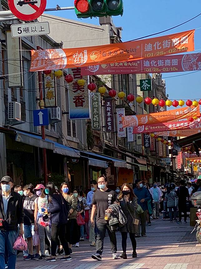 迪化街年貨大街雖然取消，前來採買年貨的人潮還是熱鬧滾滾。（圖/LINE熱點）