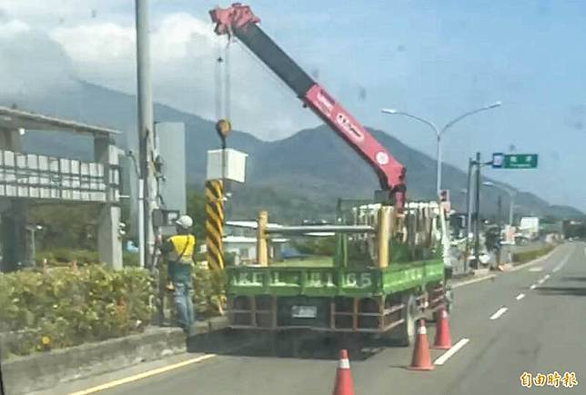 南州交流道一路向南延伸至墾丁路段，直接一口氣大減了8隻測速桿。(記者蔡宗憲攝)