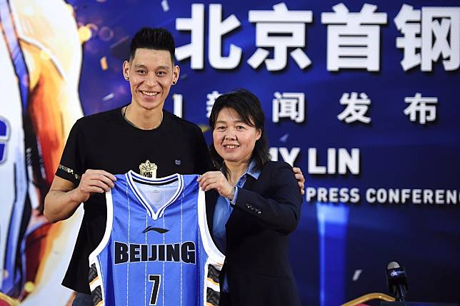 Former NBA star Jeremy Lin poses with Beijing Ducks president Qin Xiaowen at a press conference announcing his move in September. Photo: Reuters