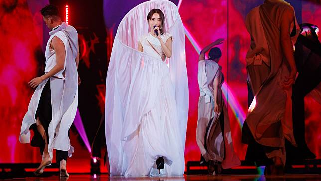 田馥甄穿一席「網羅眾生先知白袍裝」開場。何樂音樂提供