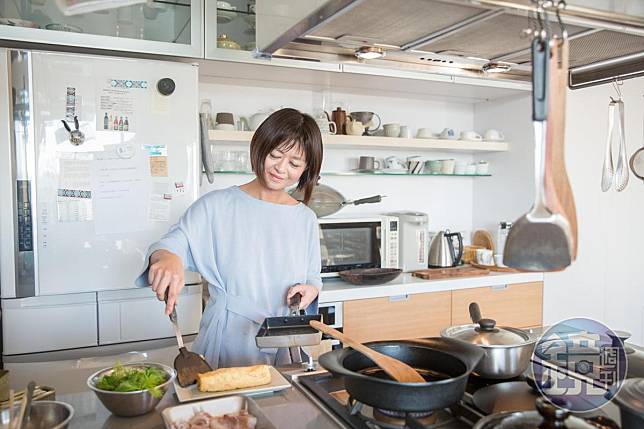 飲食生活作家葉怡蘭經常出席餐會並勤於分享心得，但她也勤於動手作菜，是飲食品味家和實踐家。