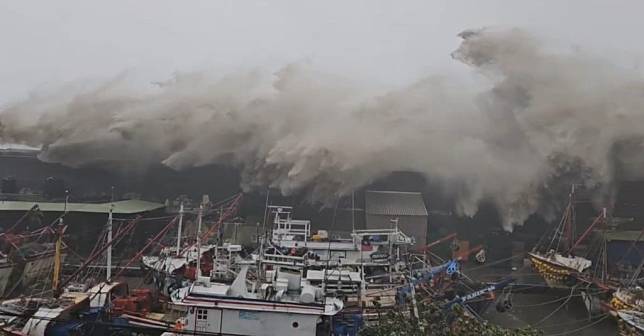 大溪漁港湧現大浪直撲港內。（記者張正量攝）