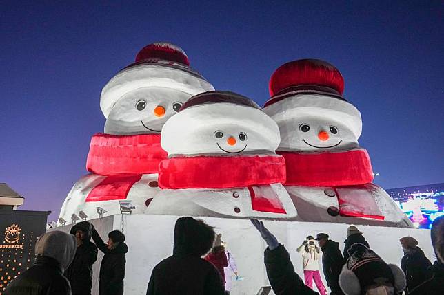 Tourists take photos at a snow sculpture near the Harbin Ice-Snow World in Harbin, northeast China's Heilongjiang Province, Jan. 5, 2025. (Xinhua/Wang Jianwei)