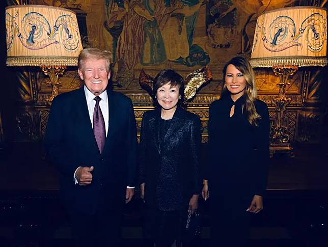 ▲美國總統當選人川普（Donald Trump）日前在佛州棕櫚灘海湖莊園（Mar-a-Lago）與日本已故前首相安倍晉三遺孀安倍昭惠會晤，川普夫人梅蘭妮亞（Melania Trump）也在場接待，三人在鏡頭前燦笑合照。（圖／翻攝自梅蘭妮亞的X）