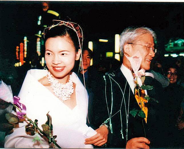 璩美鳳（左）過去愛穿白衣，擔任新竹市文化局長時與蔡仁堅（右）合影。（聯合知識庫）