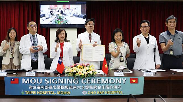 衛福部台北醫院昨日透過視訊與越南胡志明市最大規模的公立綜合醫院大水鑊醫院簽署醫療合作備忘錄。　（記者吳瀛洲攝）