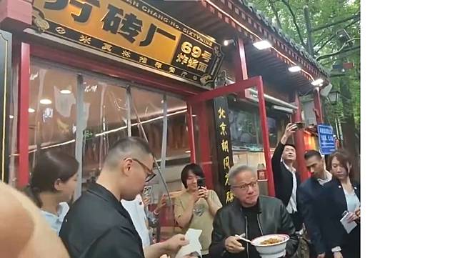 美國晶片設計大廠輝達執行長黃仁勳5月15日到北京方磚廠69號炸醬麵吃麵。（截圖自X@keyboardwah）