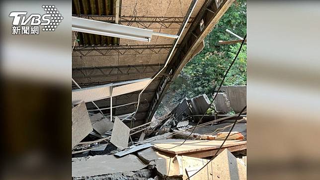 鐵皮廠房大面積崩落。（圖／TVBS）