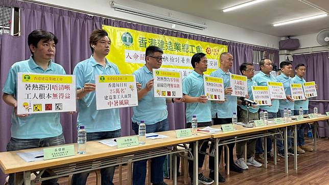 黃平（中）指工人休息時間取決於施工期　張曉欣攝