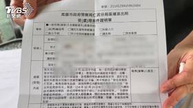 受害家長拿出報案三聯單，控訴賴瑞隆的子女徒手毆打攻擊，導致孩子躲在廁所長達12分鐘。(圖／TVBS)