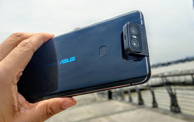 華碩旗艦新機 ZenFone 6 ，前自拍與後主相機共用同一組雙鏡頭，為4800萬畫素+1300萬超廣角。台灣預計6月上市。(圖／記者劉惠琴攝)