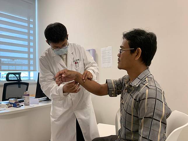 A Traditional Chinese Medicine (TCM) expert performs acupuncture on a patient at the Chinese Medicine Clinic of the Cambodia-China Friendship Preah Kossamak Hospital in Phnom Penh, Cambodia on June 26, 2024. (Photo by Van PovXinhua)