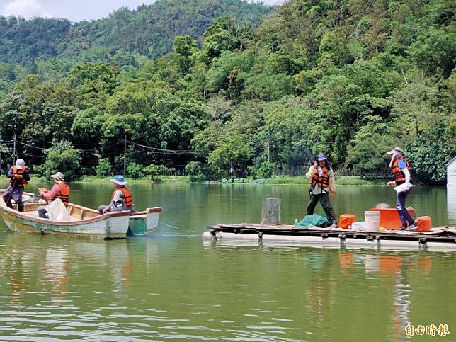 集集特生中心目前進行南投縣埔里鎮知名風景點鯉魚潭水中生態資源調查。(記者佟振國攝)