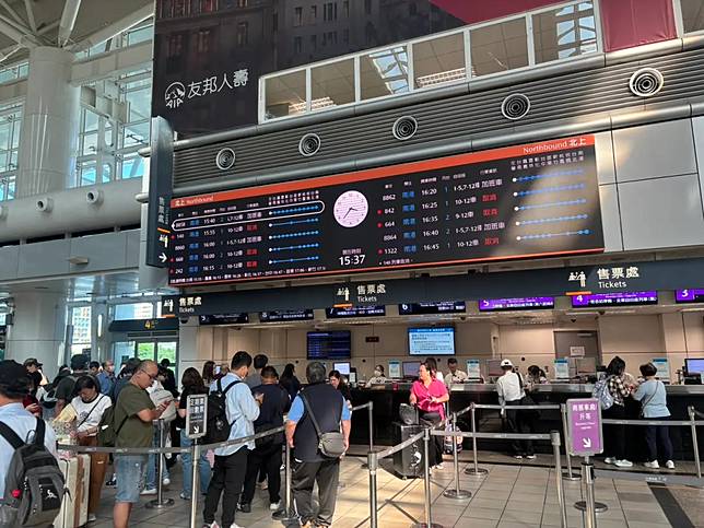 台灣高鐵公司為加強服務今(26)日通勤旅客需求，特別規劃於今日下班尖峰時段加開8班次區間列車疏運旅客