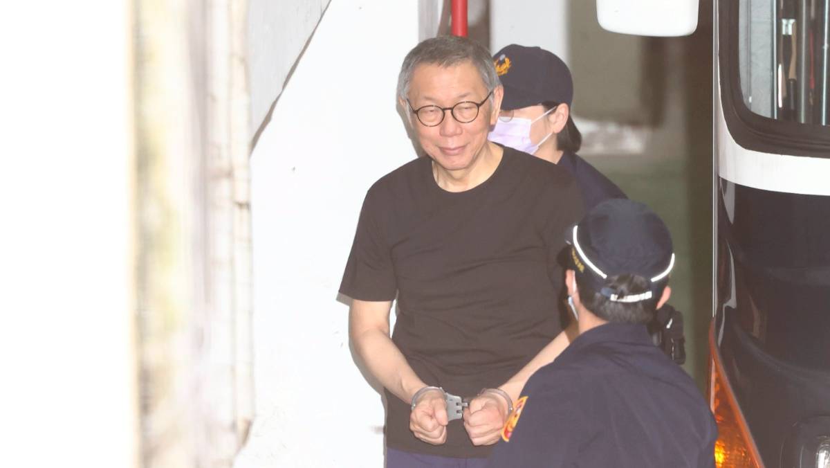 阿北生日「小草祝福」！控鍾小平誹謗柯文哲出庭「瞇眼笑」 | 太報| LINE TODAY