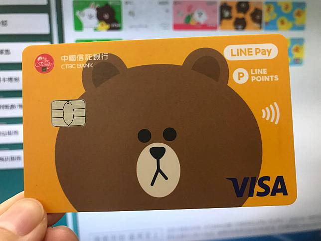 ▲中信 LINE Pay 卡回饋降至 1% ，網友紛紛喊剪卡。(圖 / 記者鄧心瑜攝)
