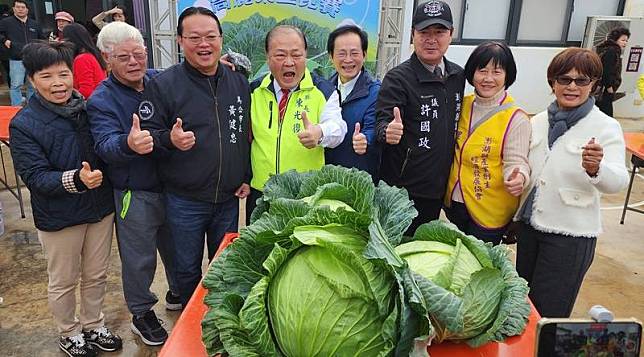 澎湖馬公烏崁社區「新高麗菜王比賽」19日登場，澎湖縣長陳光復（前左4）、馬公市長黃健忠（前左3）、國民黨澎湖縣議員許國政（前右3）等人合影。中央社114年1月19日