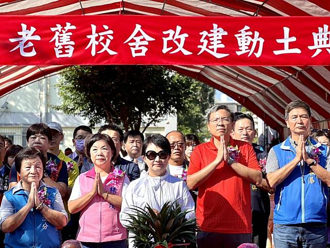 市立后綜高中舉辦國中部懷農館、益智樓拆除重建工程動土典禮，立委楊瓊瓔、台中市長盧秀燕及教育局長副局長葉俊傑等人士共同鏟起校舍重建，儀式隆重。（記者陳榮昌攝）